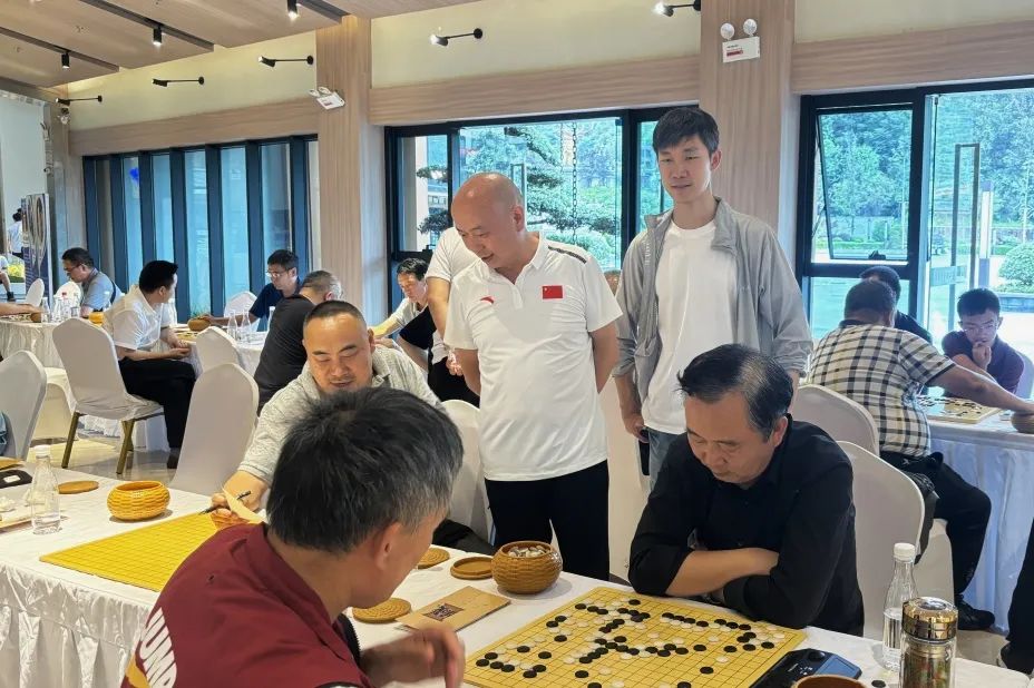 满怀对围棋的热爱——仁怀酱香助力全国围甲之外，又在遵义擎帜举办“仁怀酱香酒庄杯”围棋邀请赛