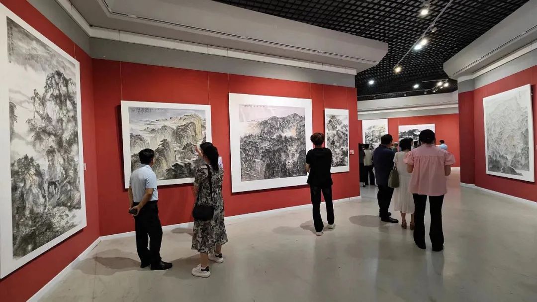 “望岳——泰安市首届泰山山水画作品展”在泰安市美术馆（泰山画院）开幕，展期至7月25日