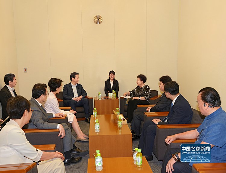 侣海林向日本公明党党首山口那津男赠送著名画家崔景哲精品画作