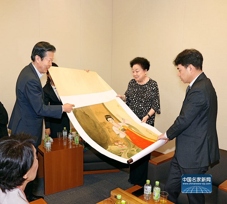 侣海林向日本公明党党首山口那津男赠送著名画家崔景哲精品画作