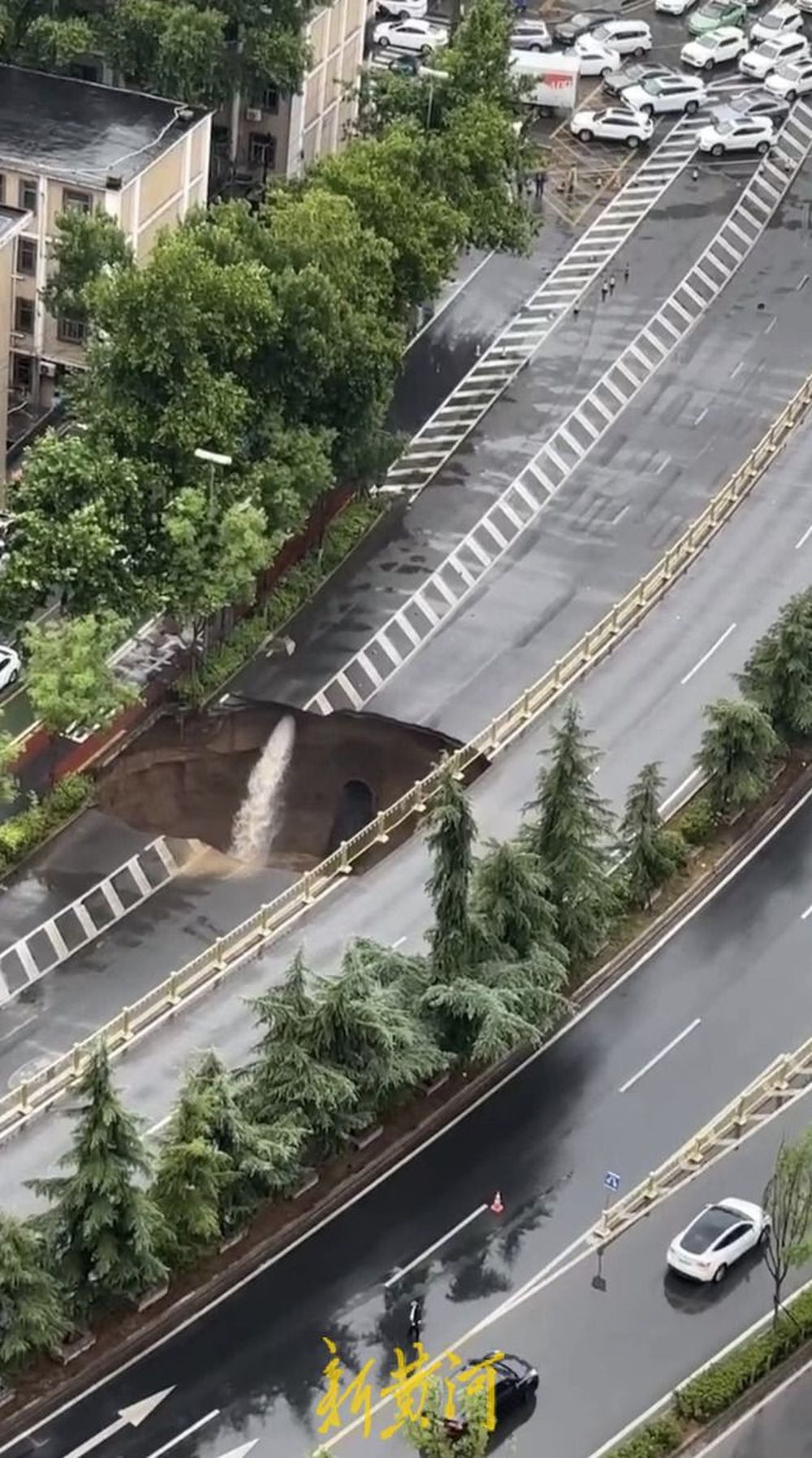 突发涌水涌砂，西安在建地铁8号线周边地面昨日发生塌陷，无人员伤亡