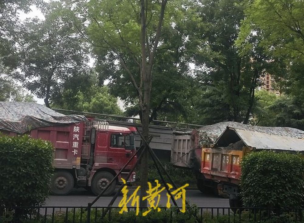 突发涌水涌砂，西安在建地铁8号线周边地面昨日发生塌陷，无人员伤亡