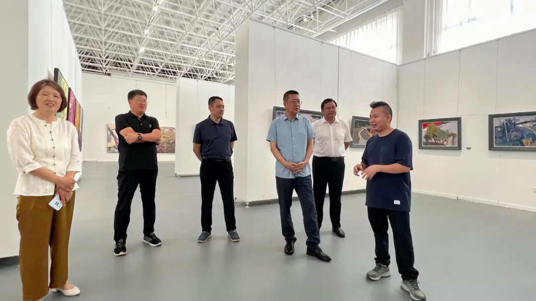 “澄怀味象——陈丽勇油画作品展”昨日在青岛市凤凰美术馆开幕，展期至7月25日