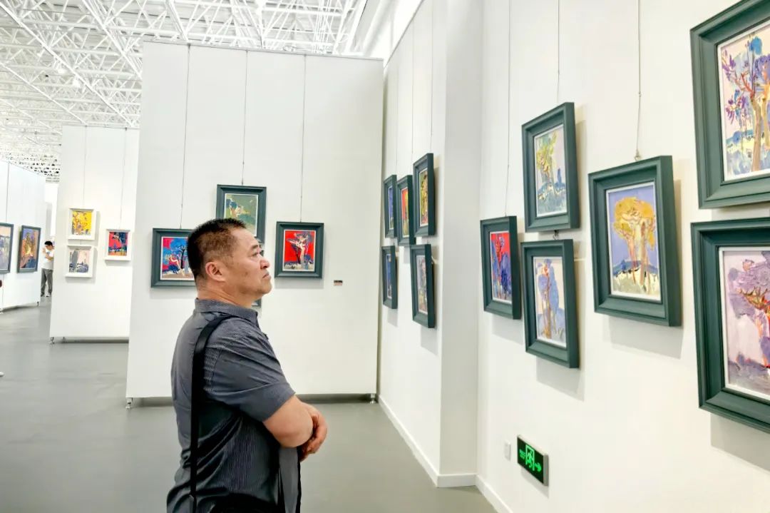 “澄怀味象——陈丽勇油画作品展”昨日在青岛市凤凰美术馆开幕，展期至7月25日