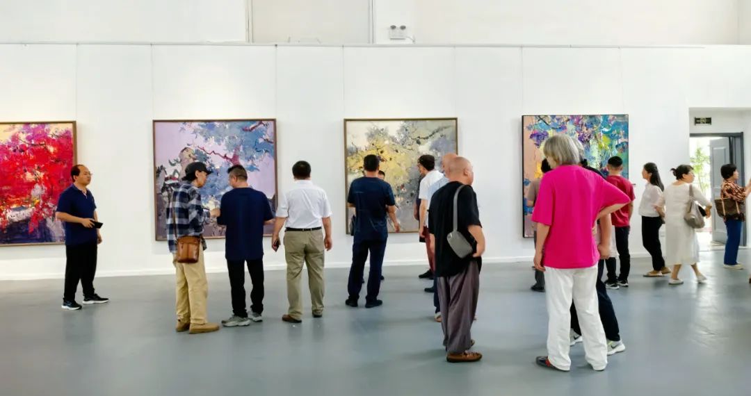 “澄怀味象——陈丽勇油画作品展”昨日在青岛市凤凰美术馆开幕，展期至7月25日