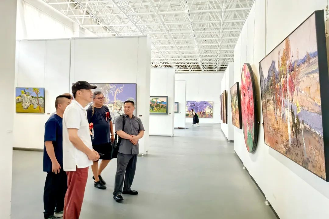 “澄怀味象——陈丽勇油画作品展”昨日在青岛市凤凰美术馆开幕，展期至7月25日