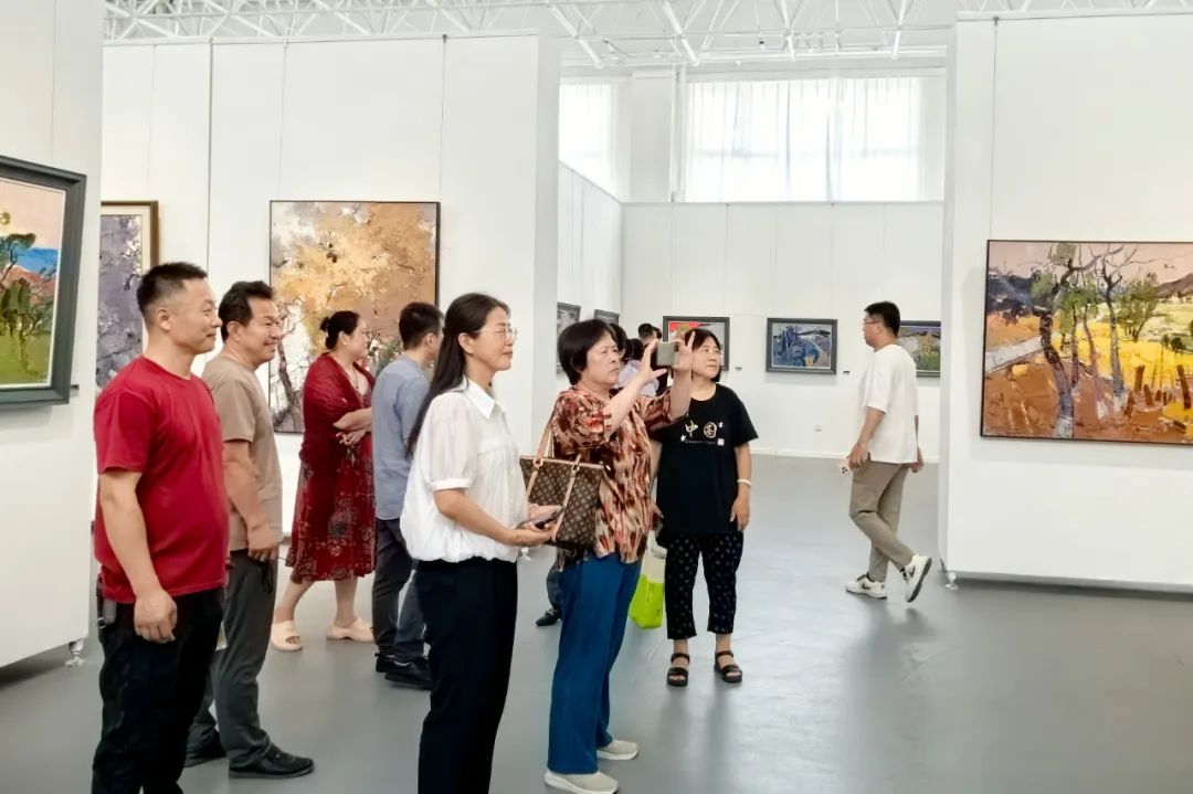 “澄怀味象——陈丽勇油画作品展”昨日在青岛市凤凰美术馆开幕，展期至7月25日