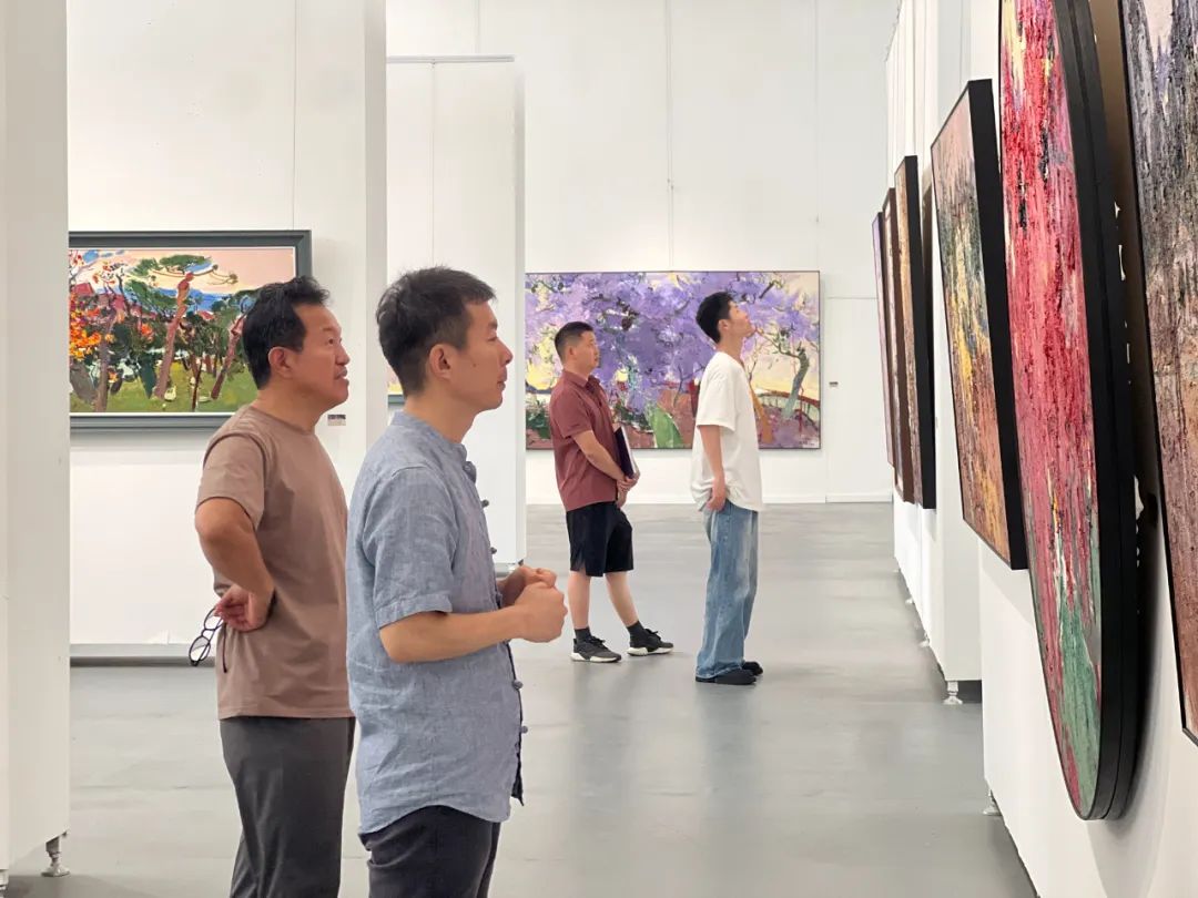 “澄怀味象——陈丽勇油画作品展”昨日在青岛市凤凰美术馆开幕，展期至7月25日