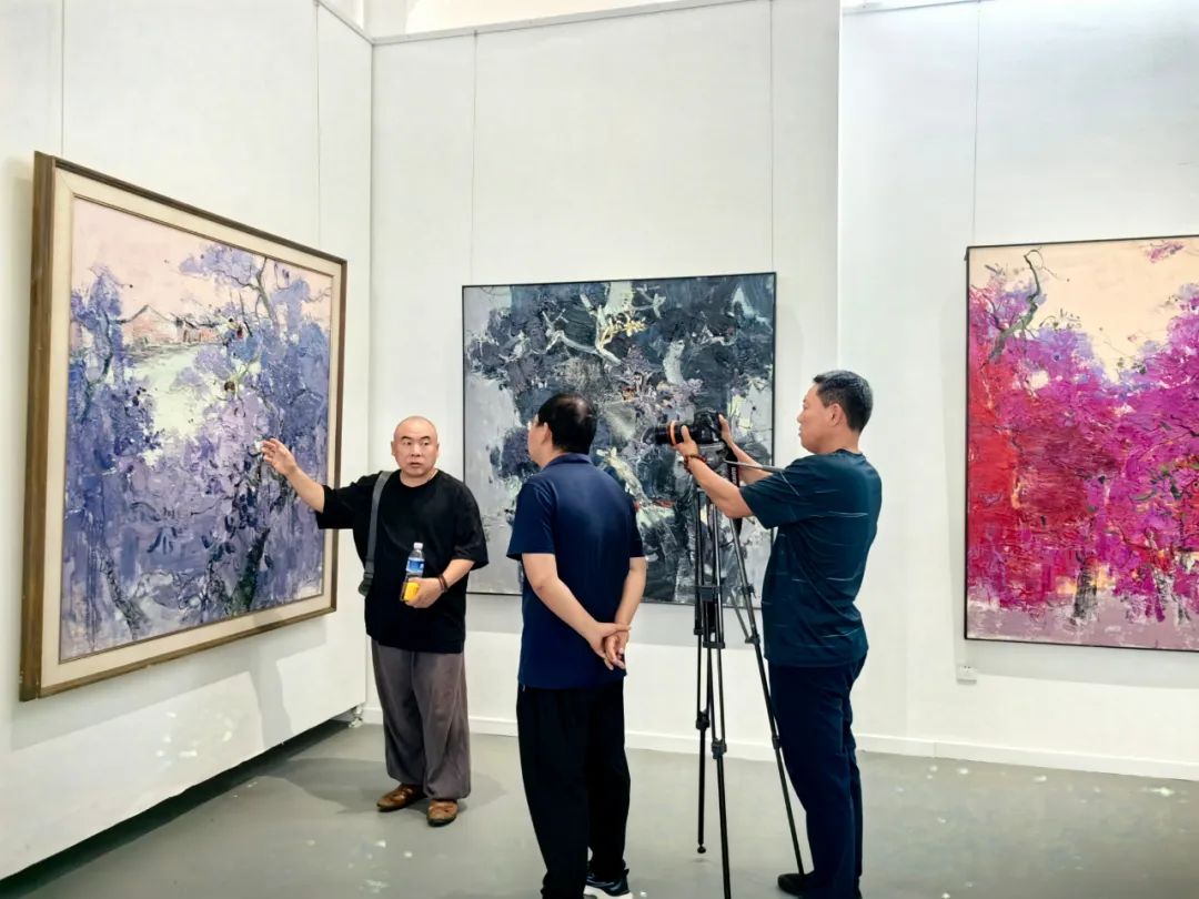 “澄怀味象——陈丽勇油画作品展”昨日在青岛市凤凰美术馆开幕，展期至7月25日