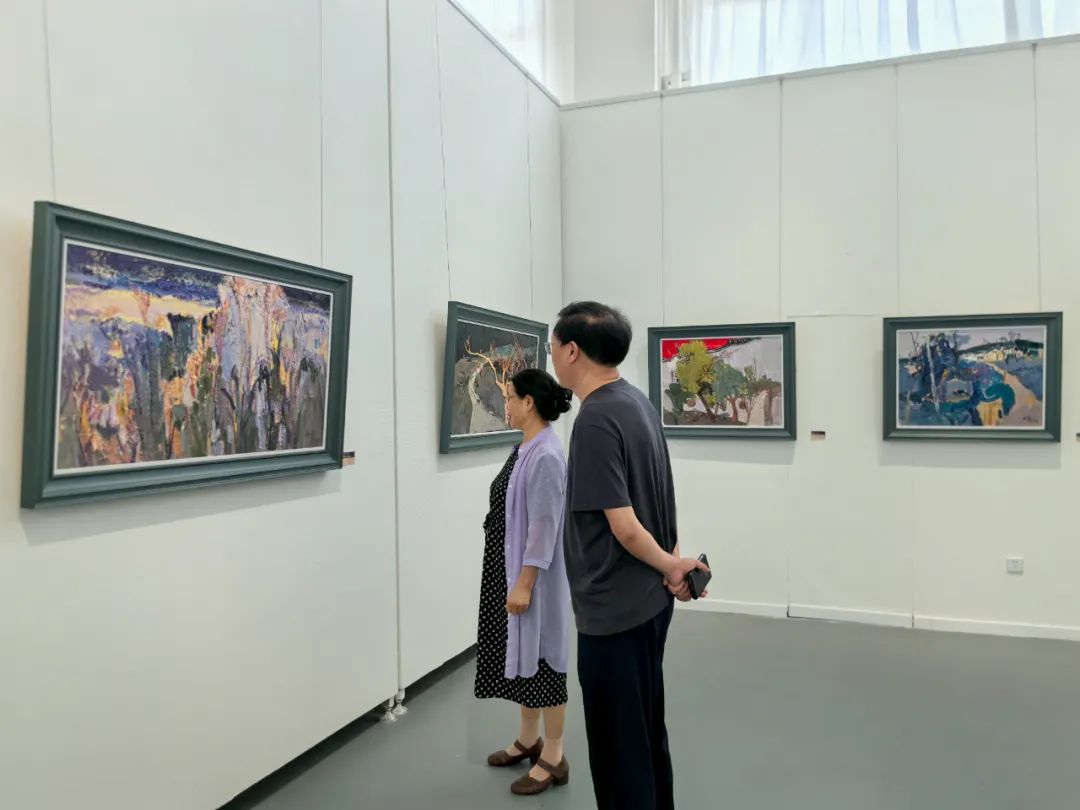 “澄怀味象——陈丽勇油画作品展”昨日在青岛市凤凰美术馆开幕，展期至7月25日