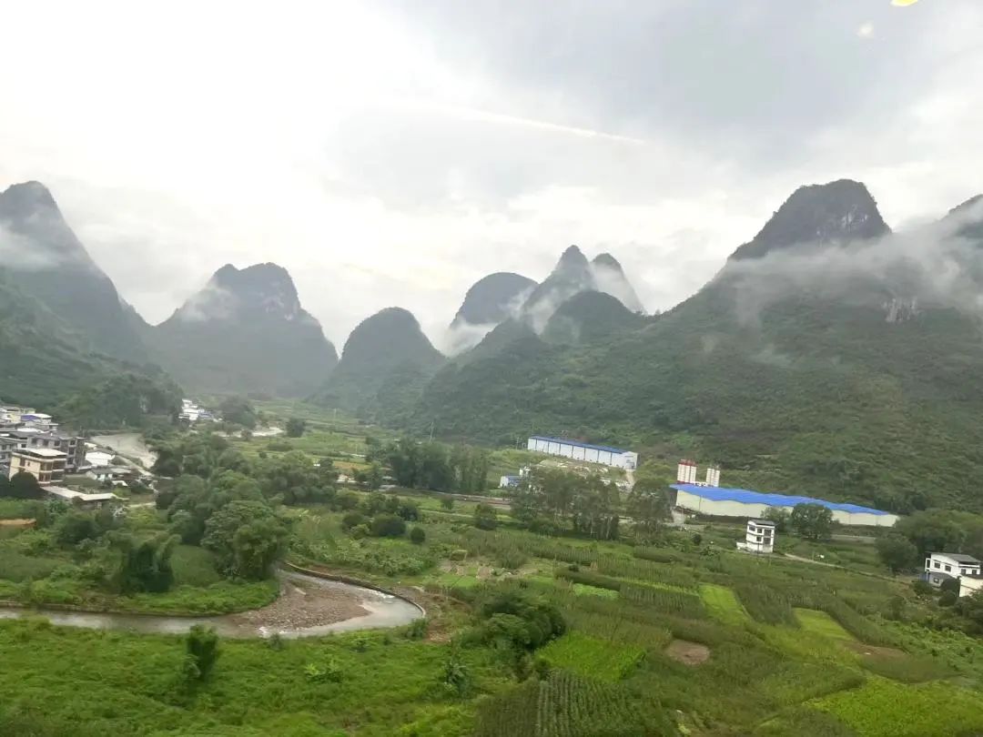 邓建强水墨速记丨窗外的风景掠过，心灵的窗户洞开