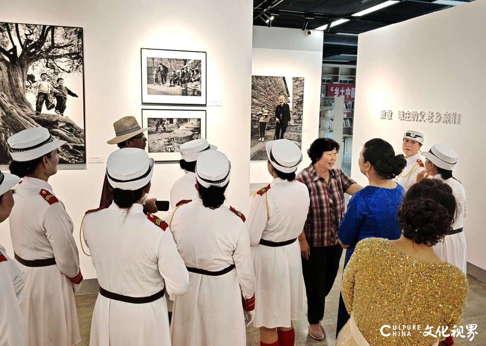 淄博淄川区幸福乐坊艺术团到峨庄观看乡土影展