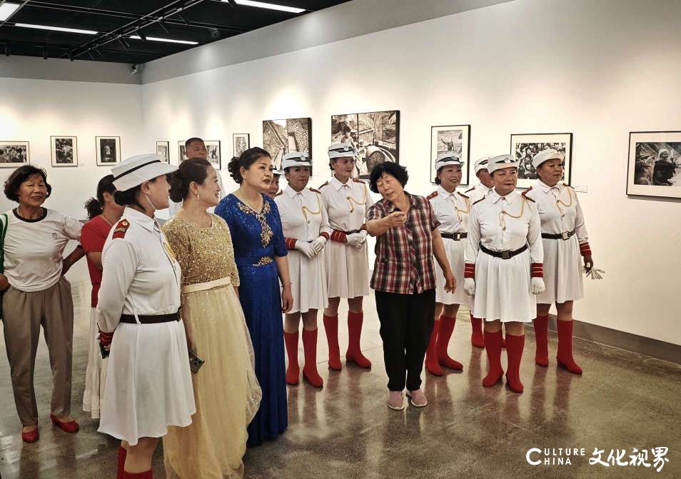 淄博淄川区幸福乐坊艺术团到峨庄观看乡土影展