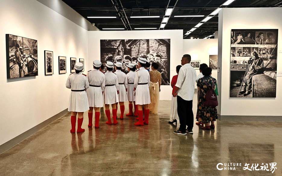 淄博淄川区幸福乐坊艺术团到峨庄观看乡土影展