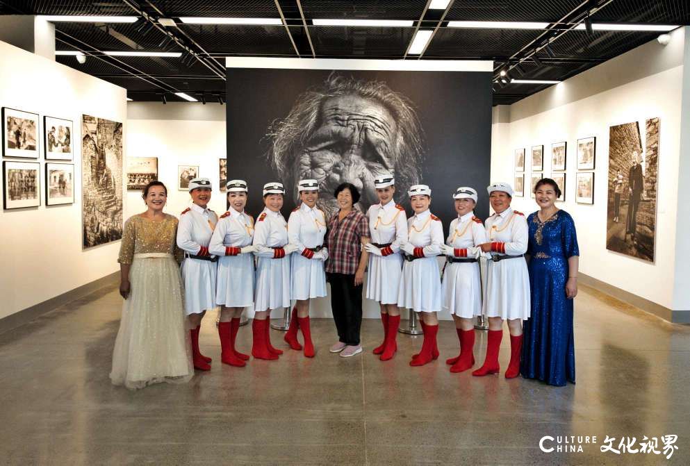 淄博淄川区幸福乐坊艺术团到峨庄观看乡土影展