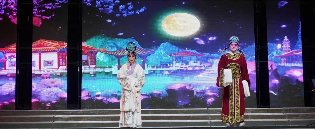 国粹艺术点亮仲夏夜——2024年威海京剧广场纳凉晚会精彩开演，演出将延续到10月底