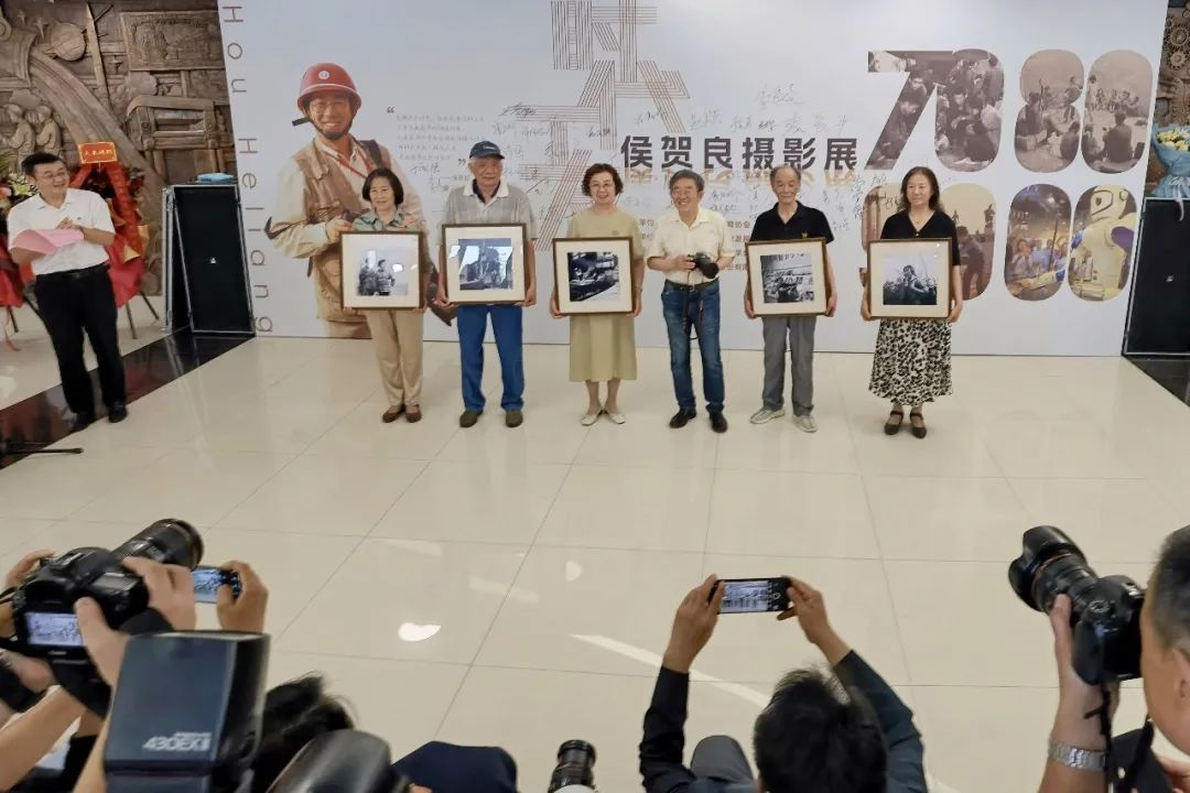 传承跨越50年的工友精神 | “时代·工友——侯贺良摄影展”在济南开幕