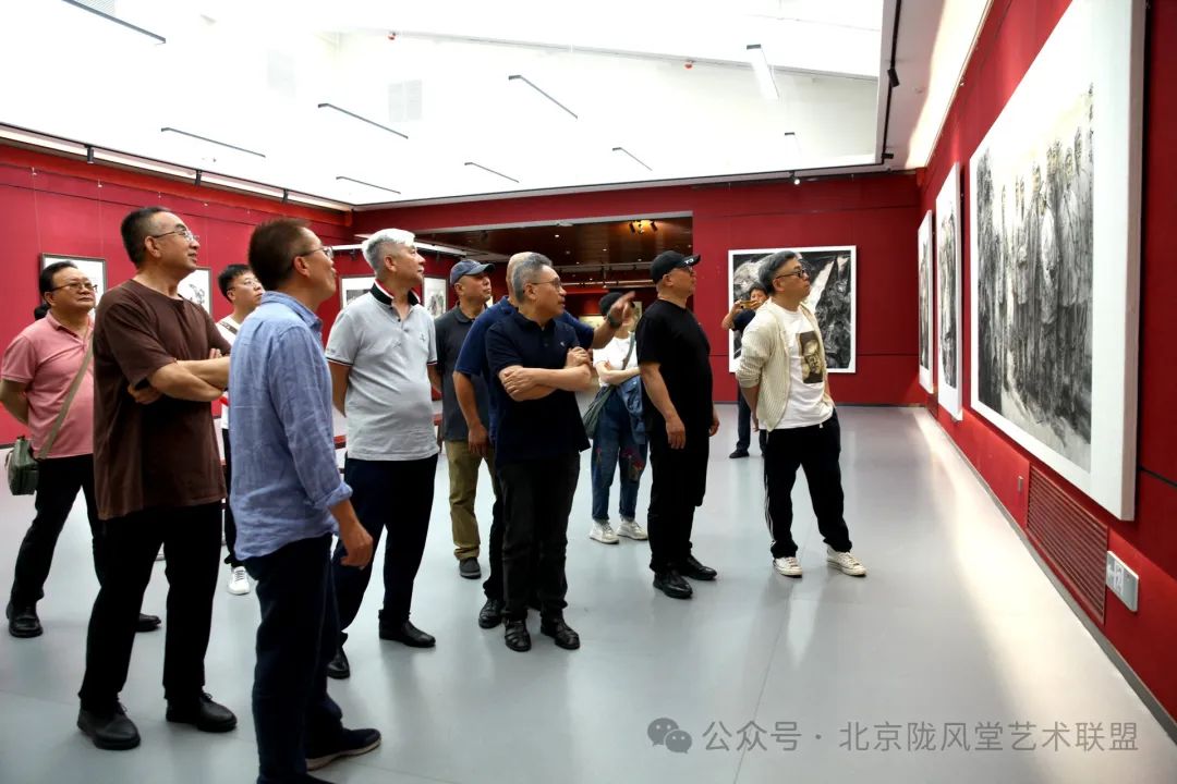 “家乡有待——郭峰中国画作品展”昨日在甘肃美术馆展出