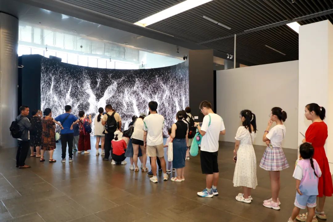 第十四届全国美展油画展及实验艺术、数字艺术与动画展昨日在上海隆重开幕，展期至8月25日