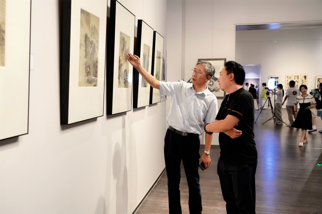 “蔚然拾色——鲁浙艺术家中国画交流展”昨日在济南盛大开幕