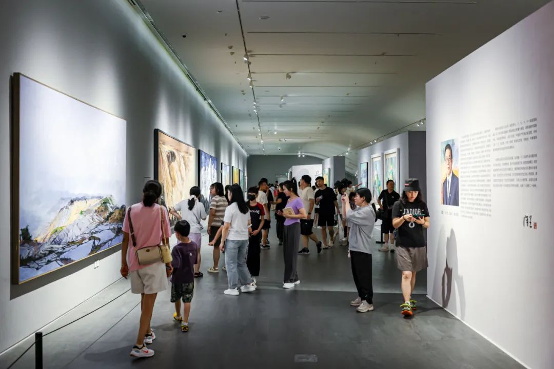 “丹青壮怀——徐里艺术作品展（四川站）”昨日盛大开幕，展期至8月4日