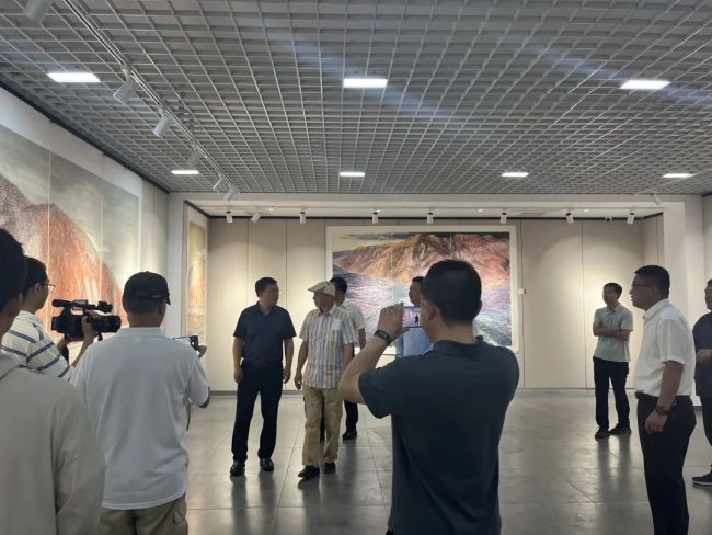 “牧远昆仑——许林水墨画作品展”昨日在甘肃罗家磨美术馆开展，展期至8月6日