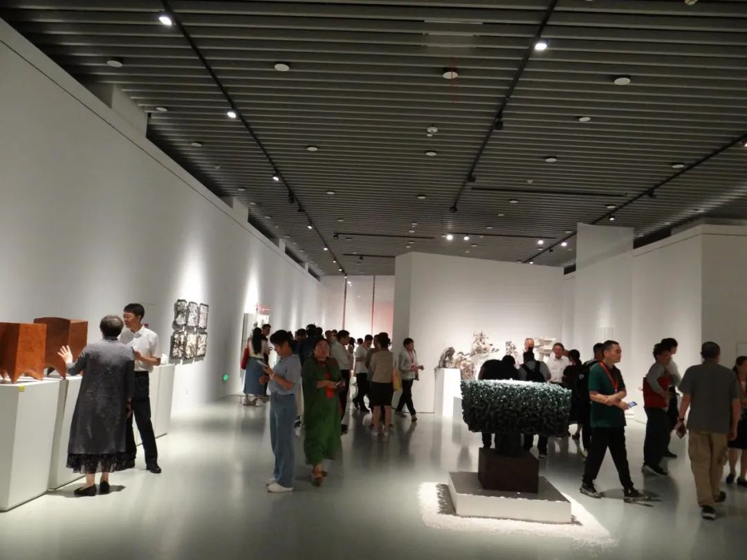 第十四届全国美术作品展览工艺美术与陶瓷艺术作品展昨日在南昌开幕，展期至8月20日