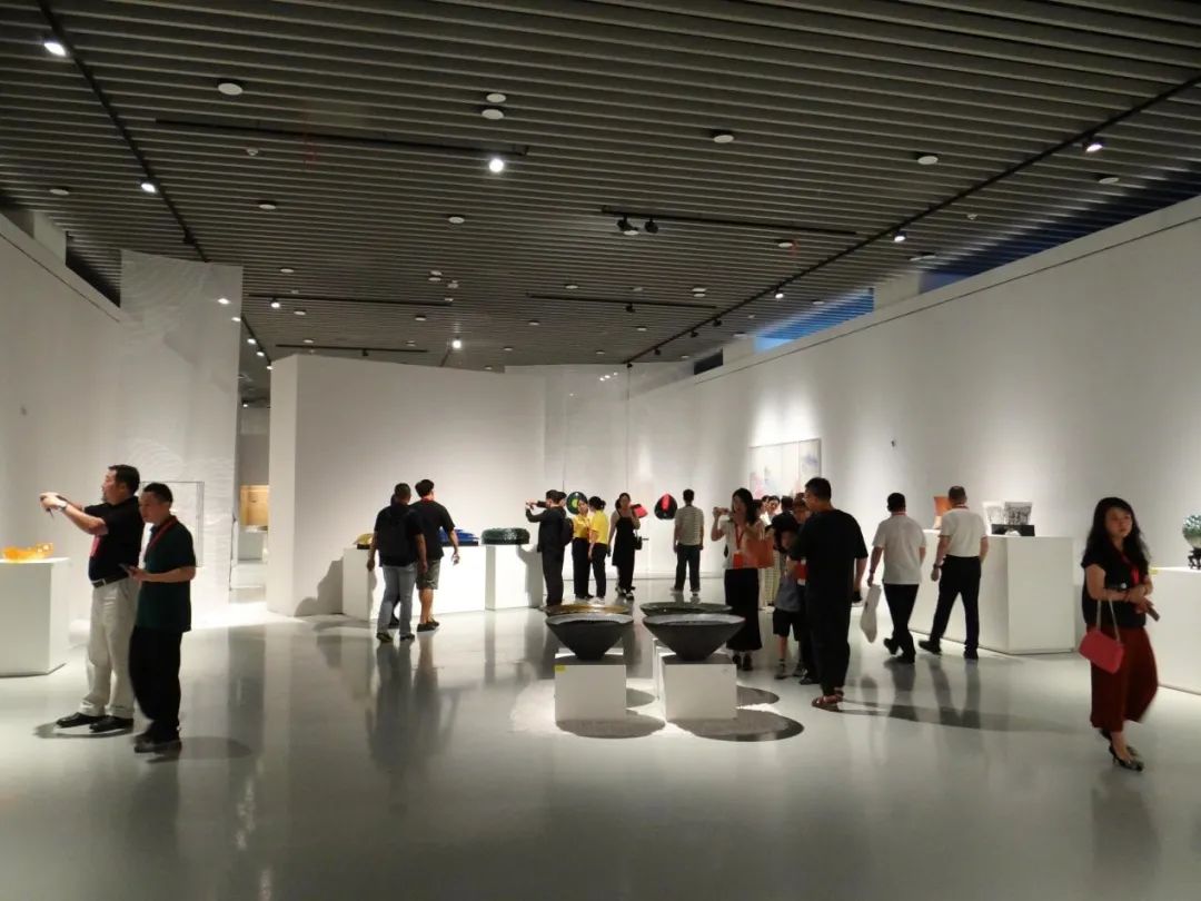 第十四届全国美术作品展览工艺美术与陶瓷艺术作品展昨日在南昌开幕，展期至8月20日