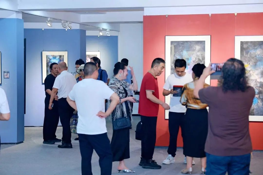 “无象喻象图象之折叠——刘鸣个展”昨日在成都诗婢家美术馆圆满开幕