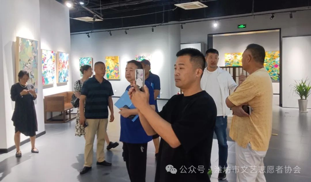 感受色彩世界的“自由”丨“形物自著·原简集——陈思源作品展”在潍坊开展，展期至7月31日