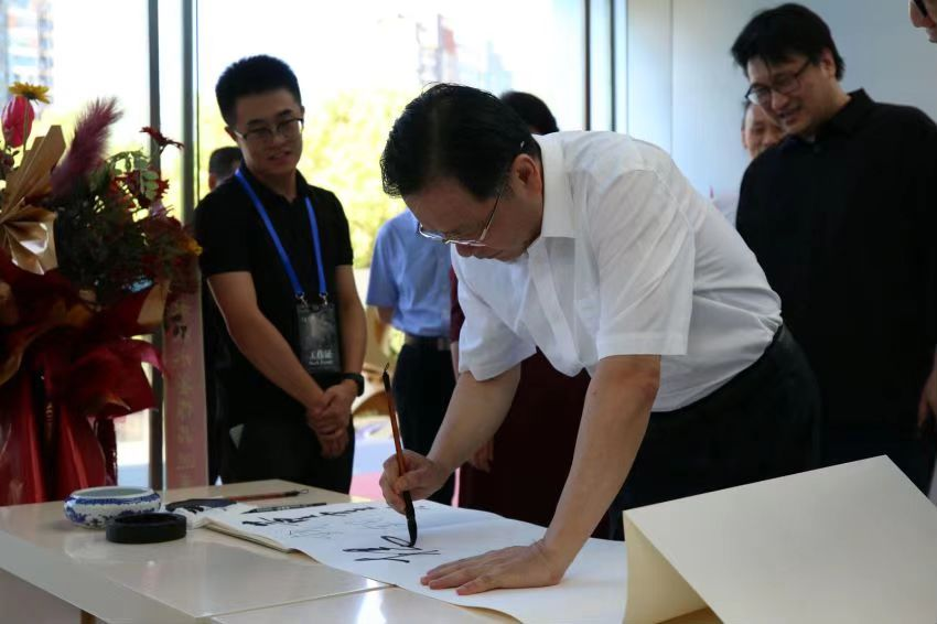 “日月同辉——清华大学美术学院陈辉教授水墨作品巡展（江苏南京站）”在江苏省现代美术馆开展，展期至8月6日