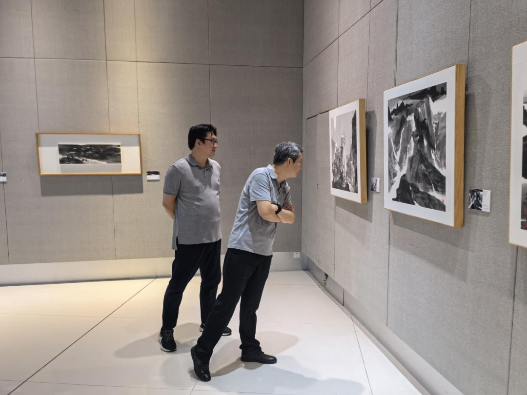 “日月同辉——清华大学美术学院陈辉教授水墨作品巡展（江苏南京站）”在江苏省现代美术馆开展，展期至8月6日