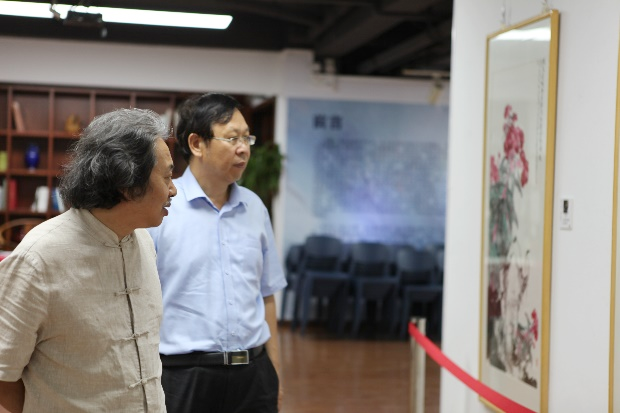 "潜力水墨—中国当代青年画家邀请展"在天津开幕,贾广健到场参观