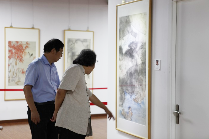 “潜力水墨——中国当代青年画家邀请展”在天津开幕，贾广健到场参观