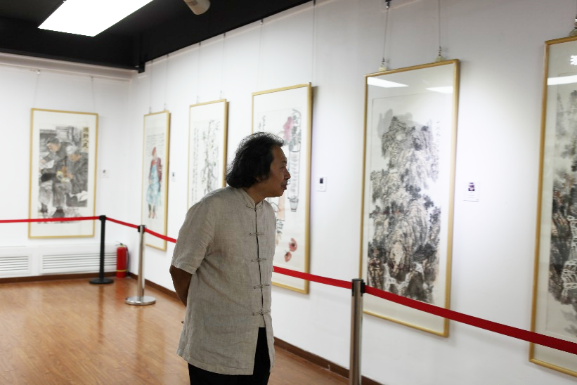 "潜力水墨—中国当代青年画家邀请展"在天津开幕,贾广健到场参观