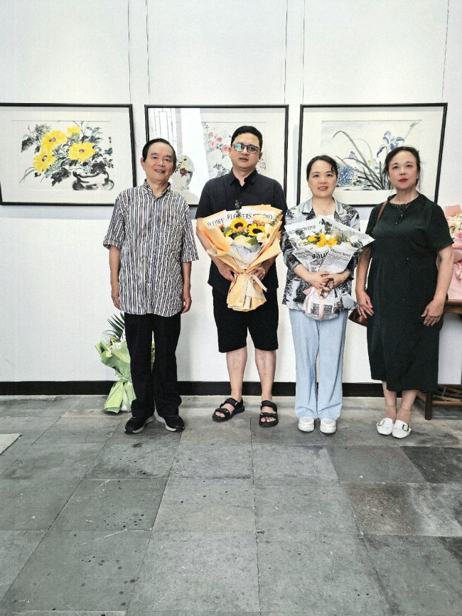 “向阳泽馨——张赤花鸟画小品展”及“心花向阳绘祖国·百人公益研学”今日在杭州圆满收官