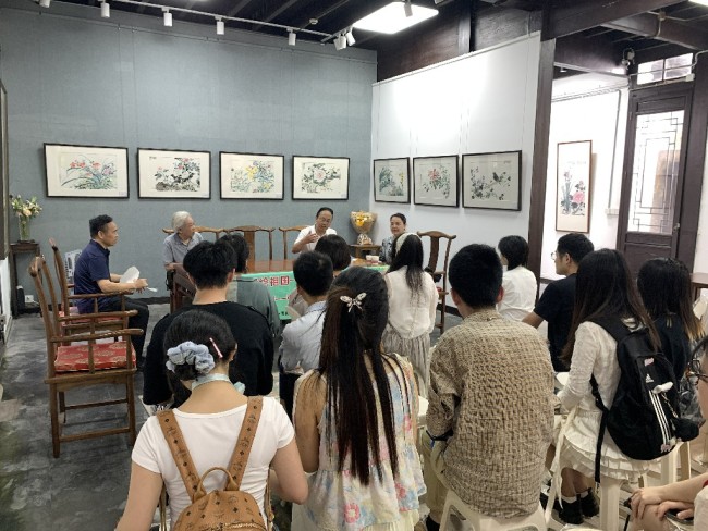 “向阳泽馨——张赤花鸟画小品展”及“心花向阳绘祖国·百人公益研学”今日在杭州圆满收官