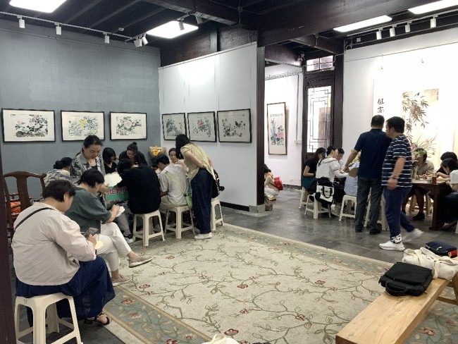 “向阳泽馨——张赤花鸟画小品展”及“心花向阳绘祖国·百人公益研学”今日在杭州圆满收官