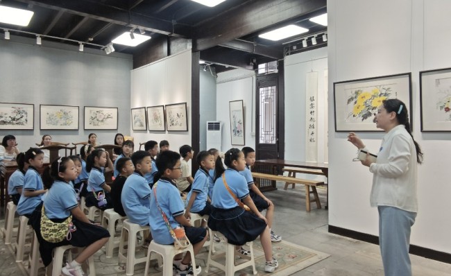 “向阳泽馨——张赤花鸟画小品展”及“心花向阳绘祖国·百人公益研学”今日在杭州圆满收官