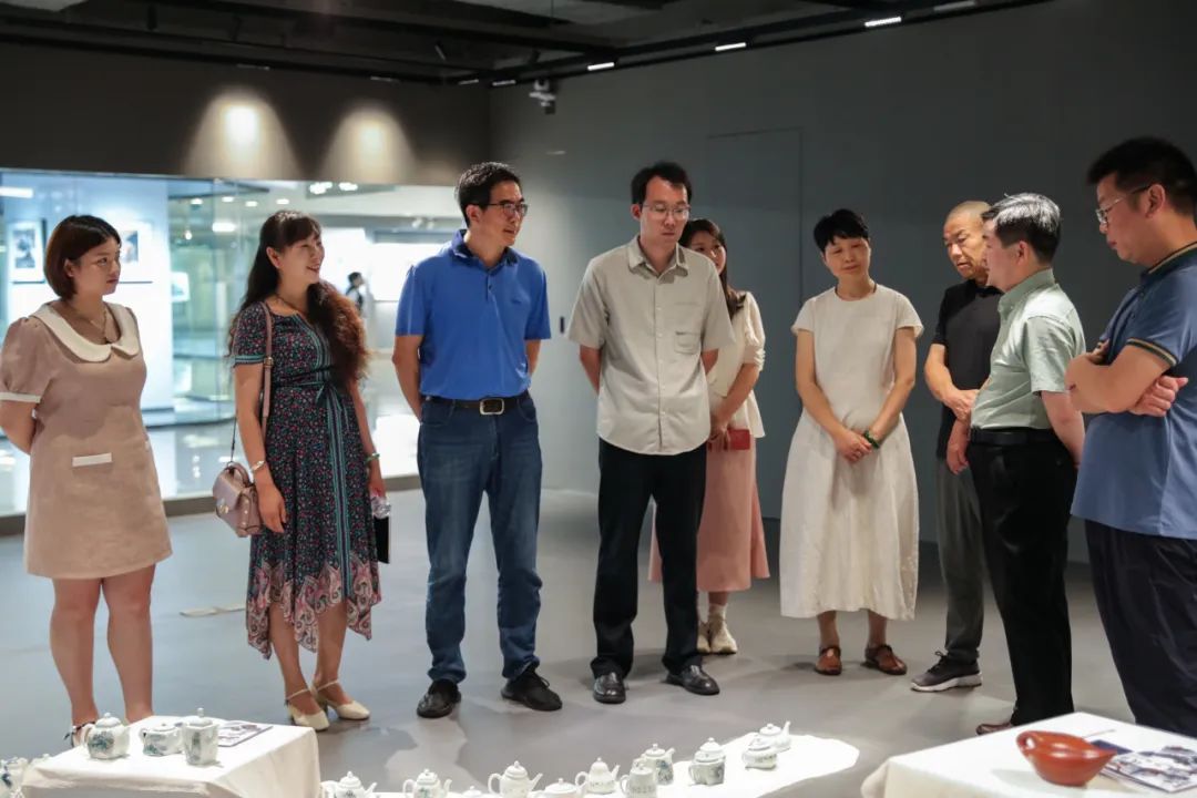 “西湖XiHu·《戏壶》壶来福往”杭州城展昨日开幕，展期至9月16日