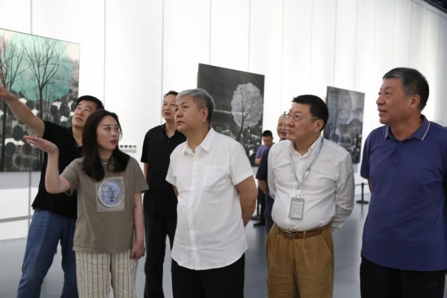 “在匡庐·两个人的风景——徐榕 霍标水墨画作品展”昨日在山东画院美术馆开幕，展期至8月4日