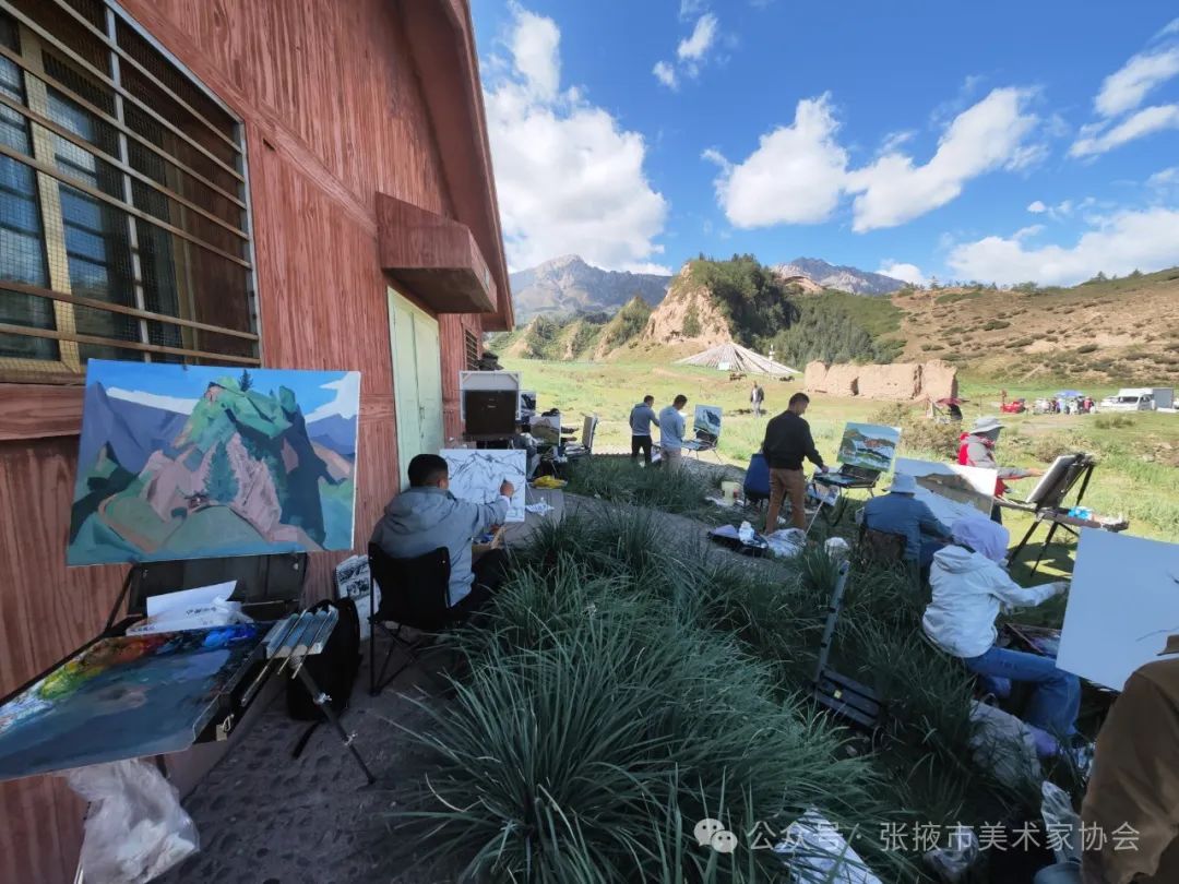 王辉“和而不同”写意油画研修班昨日完成在张掖祁连山国家公园写生基地写生采风