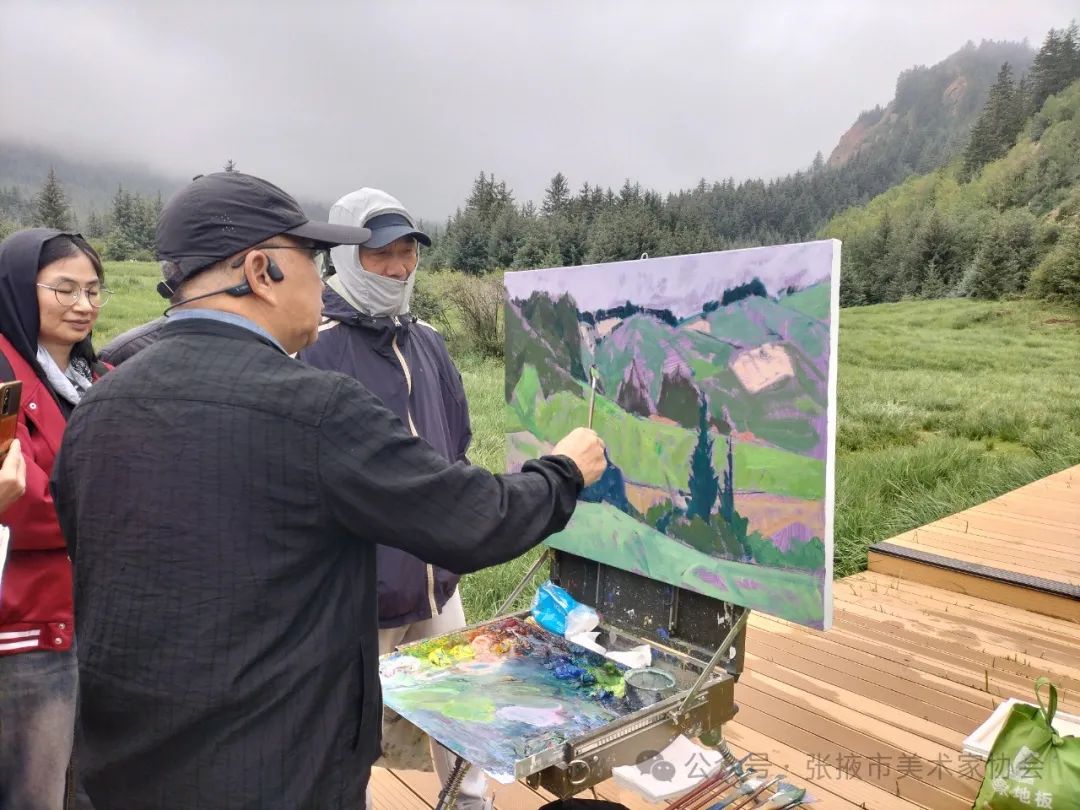 王辉“和而不同”写意油画研修班昨日完成在张掖祁连山国家公园写生基地写生采风