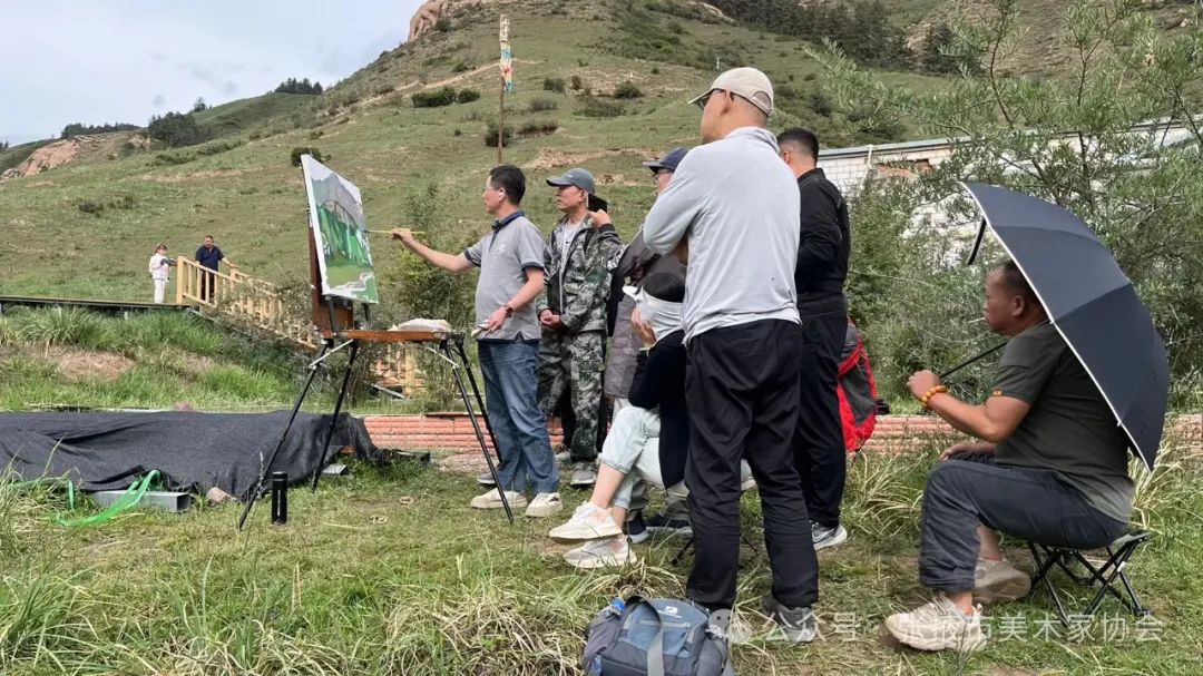 王辉“和而不同”写意油画研修班昨日完成在张掖祁连山国家公园写生基地写生采风