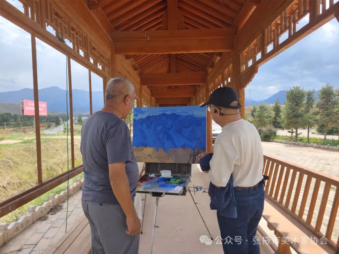 王辉“和而不同”写意油画研修班昨日完成在张掖祁连山国家公园写生基地写生采风