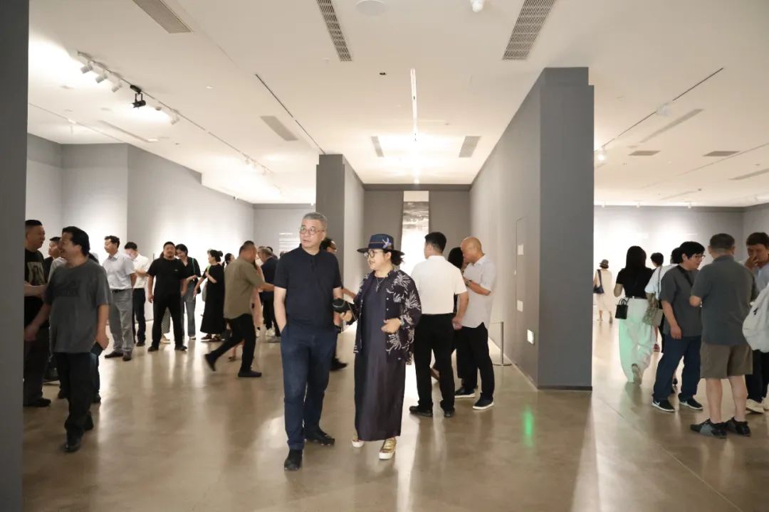 “此起彼伏——丁设、杜松儒、王敏杰绘画作品展”昨日在绍兴诸暨开幕