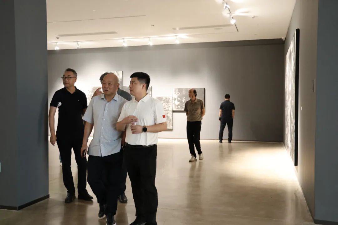 “此起彼伏——丁设、杜松儒、王敏杰绘画作品展”昨日在绍兴诸暨开幕