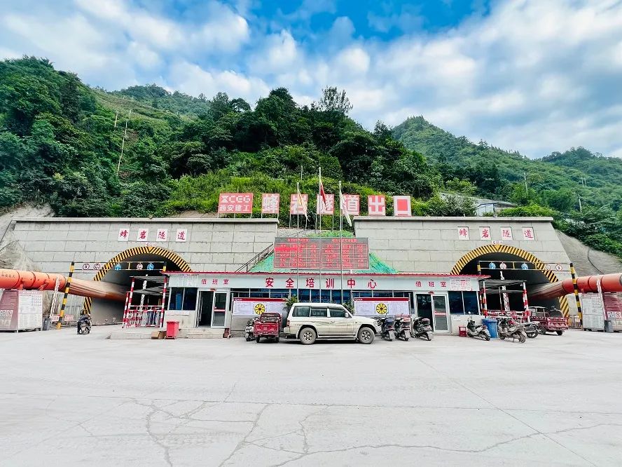 绿地大基建产业一批重要项目成功落地，一批关键工程节点圆满达成