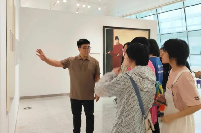 “从‘远望’到‘城中’——杨海峰油画作品展”在河南省美术馆开展，展期至8月25日