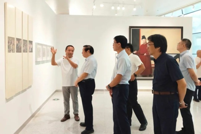 “从‘远望’到‘城中’——杨海峰油画作品展”在河南省美术馆开展，展期至8月25日